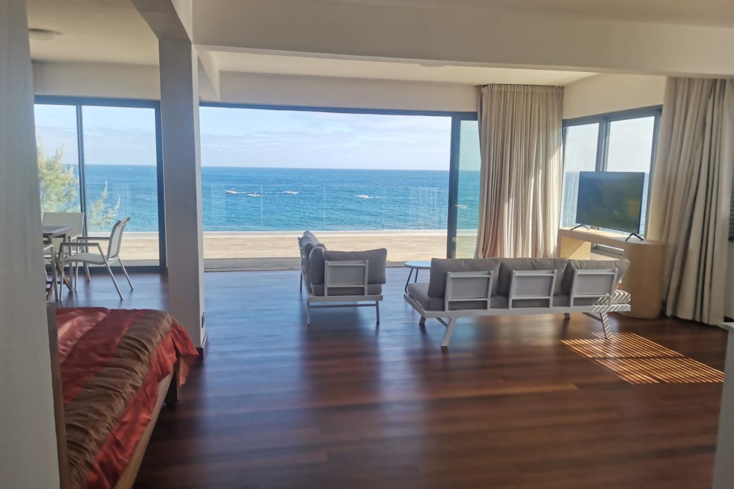 Oceans Luxury Oceanfront Apart Sunset View With Pool Διαμέρισμα Flic-en-Flacq Εξωτερικό φωτογραφία